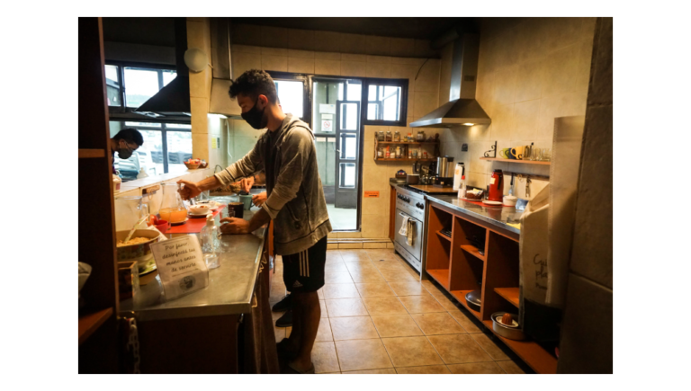 Huesped sirviendose el desayuno con el barbijo puesto